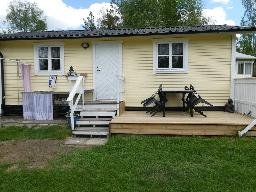 Simple lakeside accommodation in the small cottage - Image 1