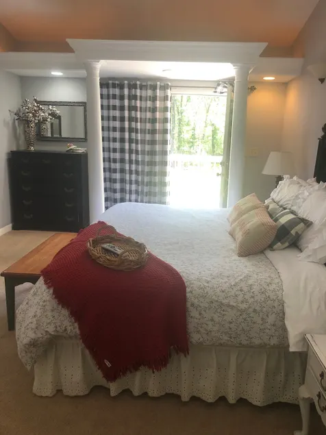 KING, 4 beds, 5 minutes to I-26 - Image 1
