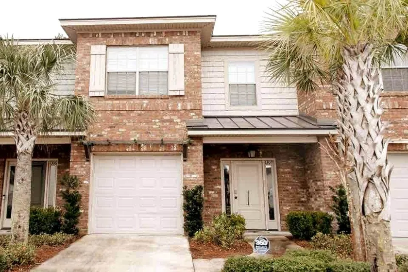Pets Welcome, Central, Spacious St Simons Retreat - Image 1