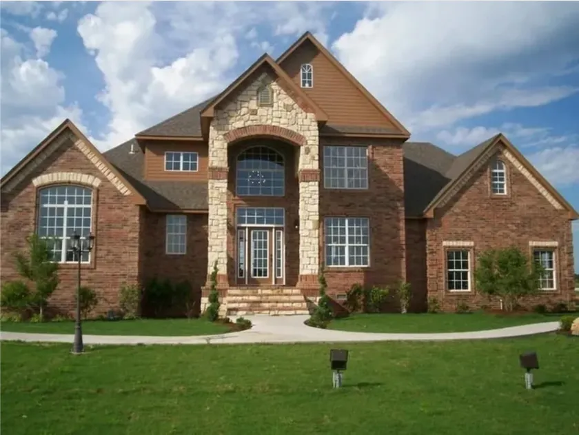THE EXECUTIVE TWO STORY “WHERE TO STAY WHEN YOUR AWAY”(JACUZZI, ADA COMPLIANT) - Image 1