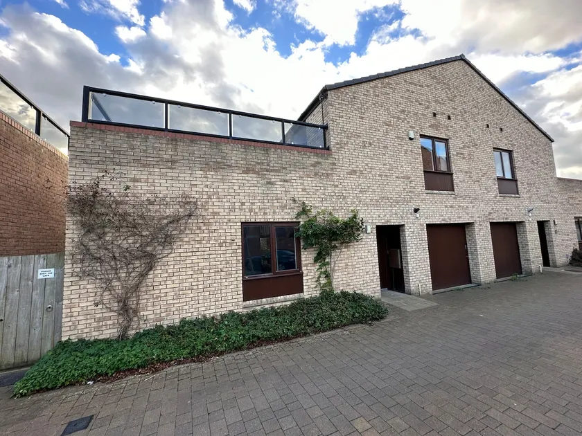 2 Bedroom Riverside Property with Roof Terrace - Image 1