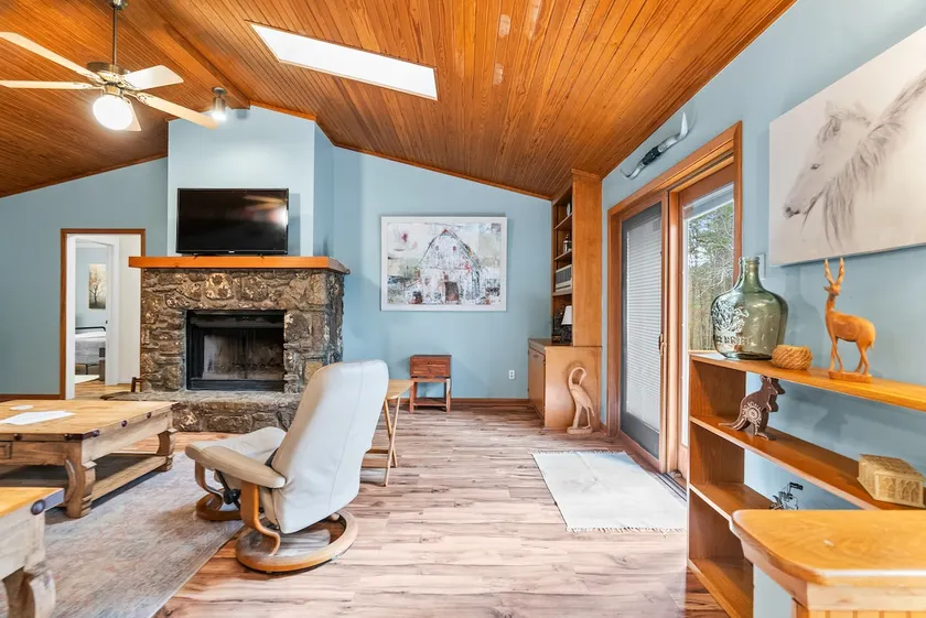 Secluded Oasis Less Than 5 Min to Dining& Shopping - Image 1