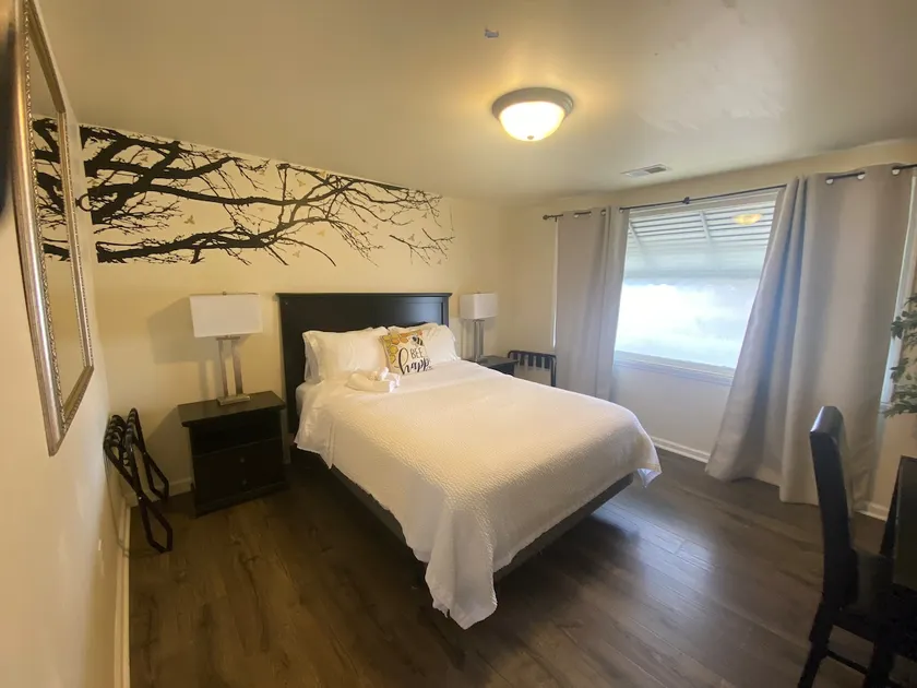 The Bees Nest - Cozy downtown home away from home - Image 1