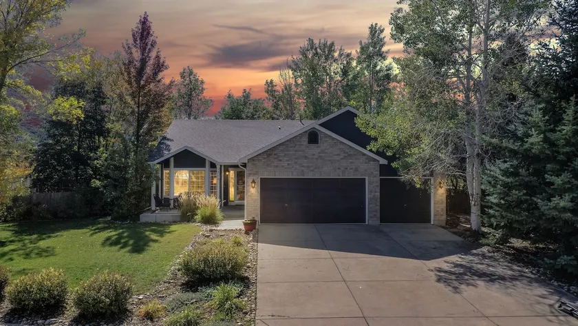 Hot Tub, Luxury King Bed, Yard Games & Large Yard - Image 1