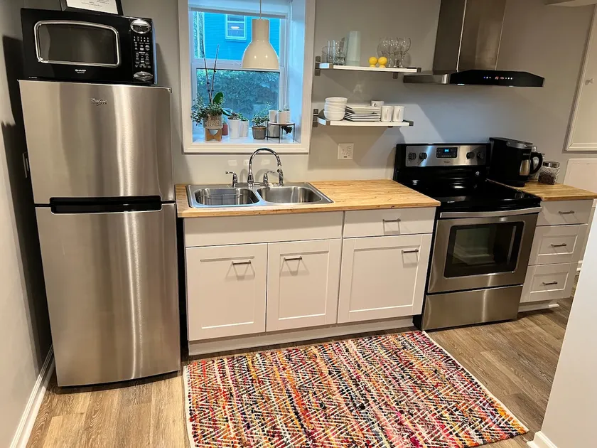 Guest Suite - 10 Minutes from Downtown - Image 1