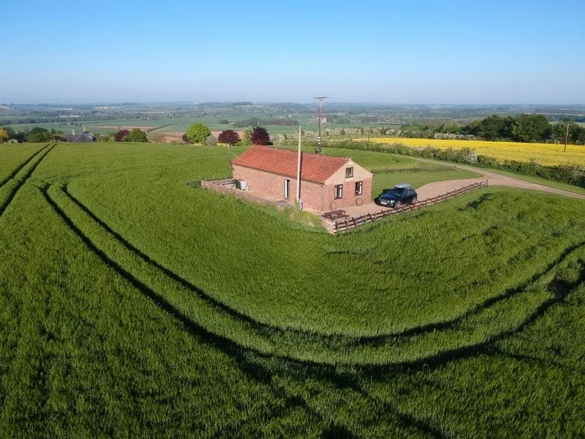Secluded High Beacon Cottage, Lincolnshire Wolds - Image 1