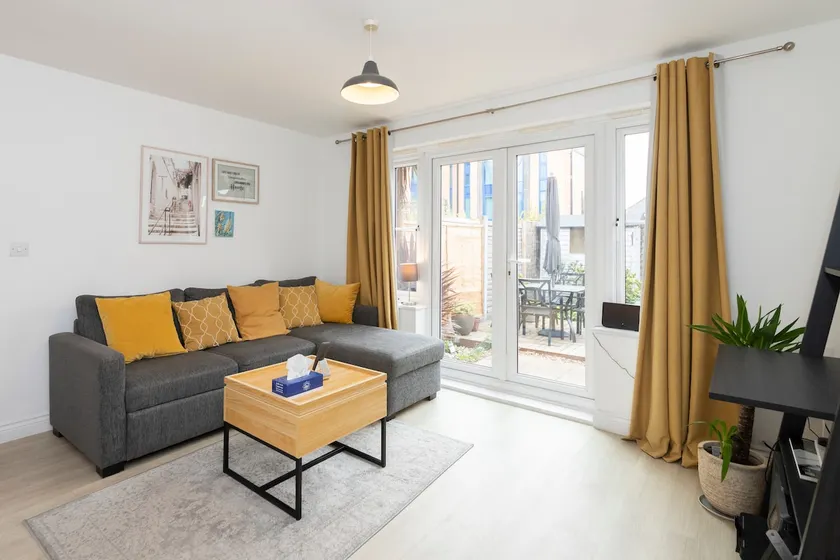Peaceful terrace house with allocated parking bay - Pass the Keys - Image 1