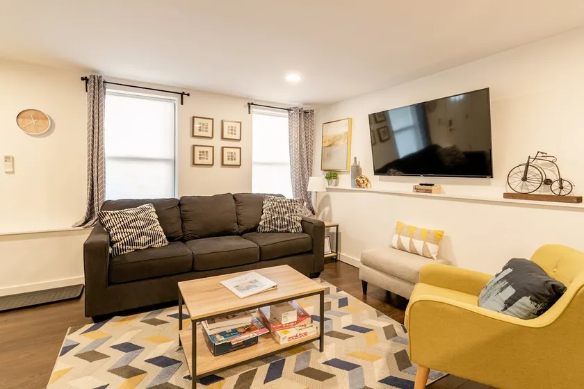 Bright, Stylish Garden Apartment minutes to NYC - Image 1