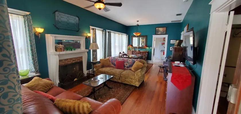 Historic Downtown Bungalow w/piano - Image 1