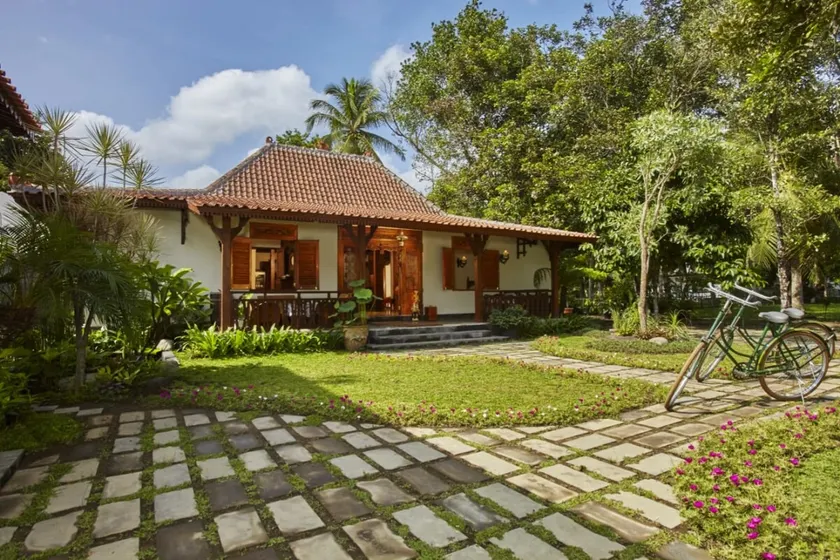 Traditional 4 bedroom house with beautiful garden - Image 1