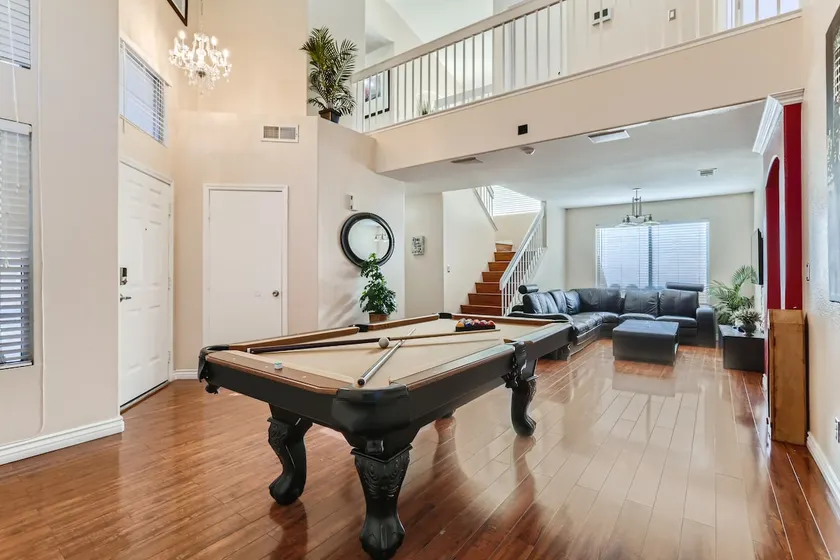 Centrally Located 3BR: Strip View, Spa & Garden - Image 1