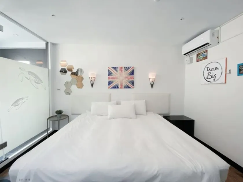 ”Ai He Ri Yang” Deluxe Double Room | Private Bathroom (Near Yanchengpu Station, Ai He, B2) - Image 1