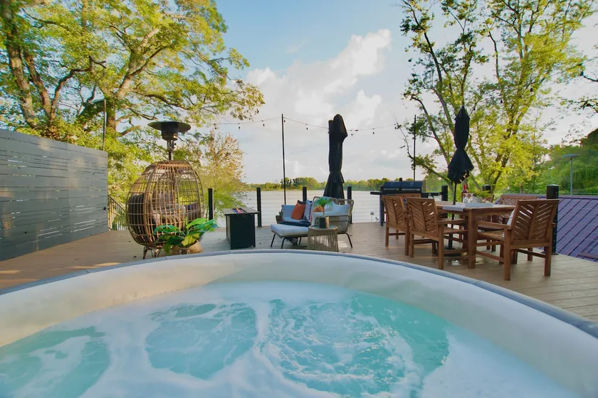 Cozy Lakefront Tiny Home w/ Hot Tub - Image 1