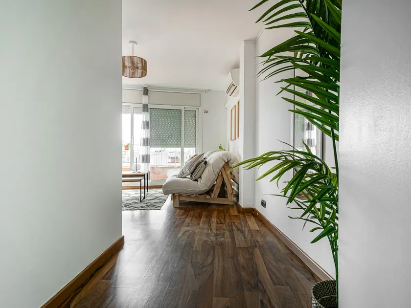 Penthouse with views. 15 minutes to the center by metro. Beach 20 minutes away - Image 1