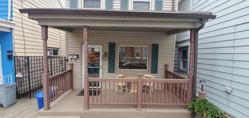 UPSCALE HOME CENTRALLY LOCATED IN SOUTH SIDE FLATS - Image 1
