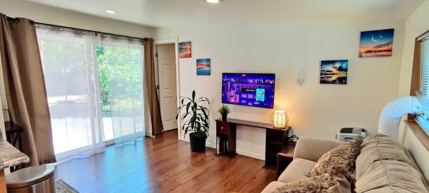 Private Entrance Suite near Link Rail - Image 1