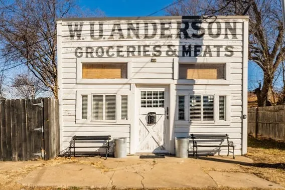 1910 Grocery Store The Coolest place 2 stay in FTW - Image 1