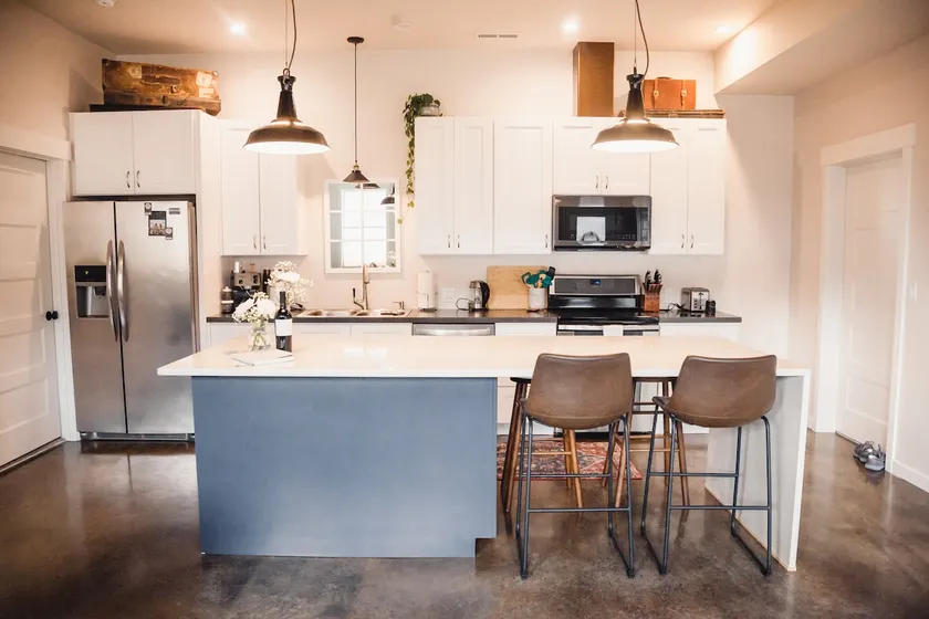 Newly built modern home minutes from town & Ridge - Image 1