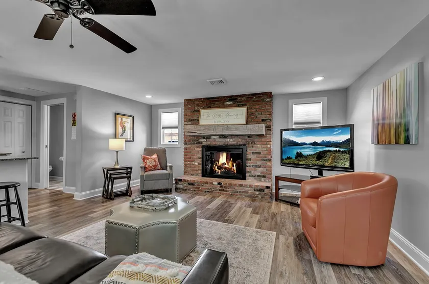 Meticulous Main St. Ranch 2 Bedroom Luxury Apt. Rear Unit - Image 1