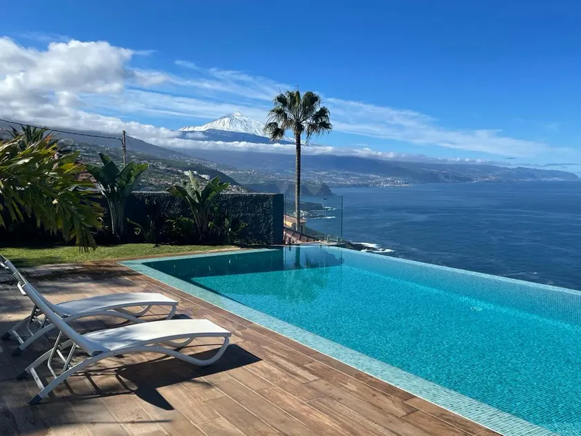 Crystal Ocean Villa Lavaderos - Image 1