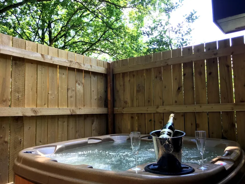Kingfisher Lodge - Private Hot Tub - Infrared Sauna - Dog Friendly - Image 1