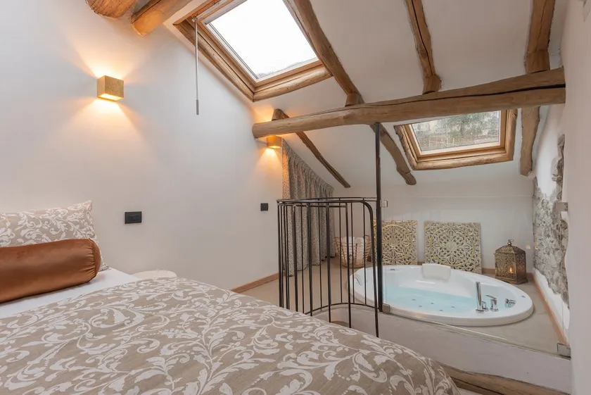 Tiny loft with jacuzzi - Image 1