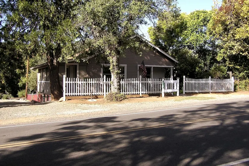 49 House Mariposa - July $100 off Two night stay. - Image 1