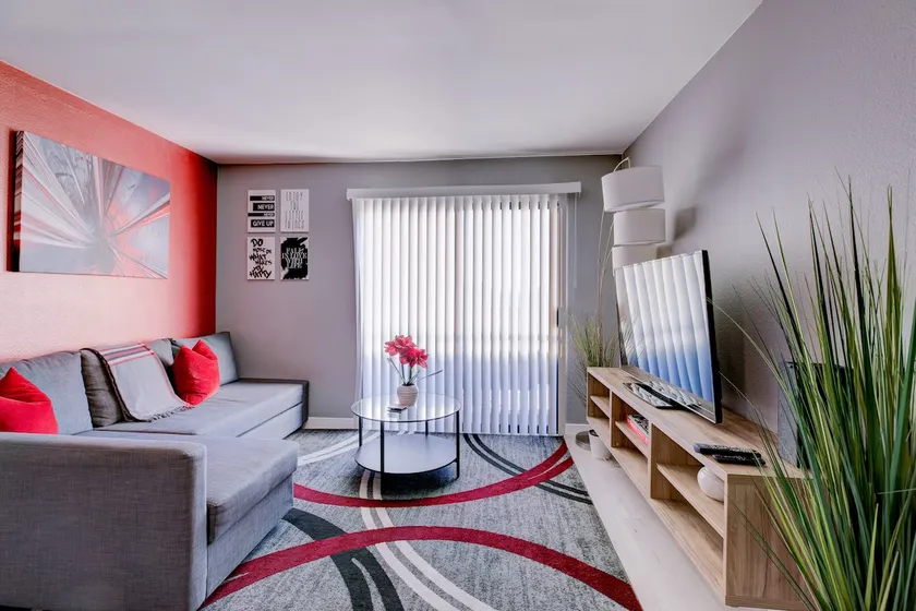 Cozy 2 Bedroom/ 2 Bath Condo Minutes From DTLB - Image 1