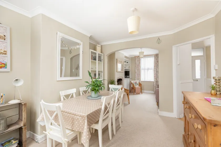 Welcoming Riverside Cottage and Garden - Image 1