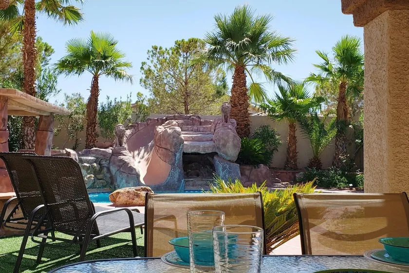Paradise - pool- 15 minutes to the strip - Image 1