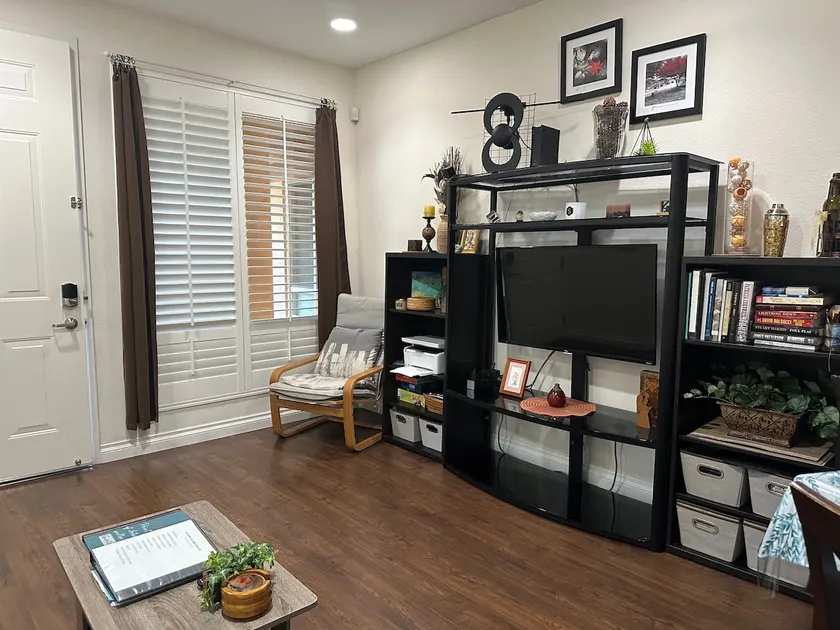 910 sqft, firm king + firm queen, 2 bath, inc. Parking, 1 block from Starbucks. - Image 1