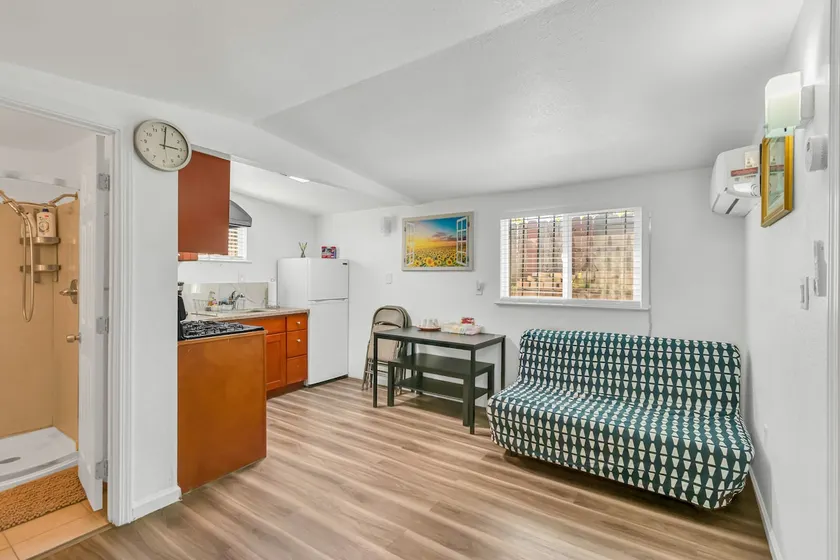 Charming studio in downtown with kitchen - Image 1