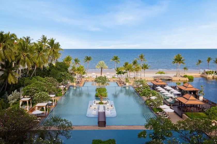 Beachfront condo with 5 star resort facilities - Image 1