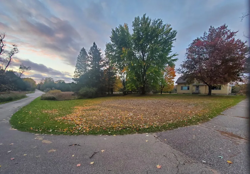 Farmhouse on 21 acres near Shawano Lake - Image 1