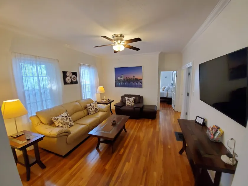 Apartment w/Parking, minutes to airport / Downtown - Image 1