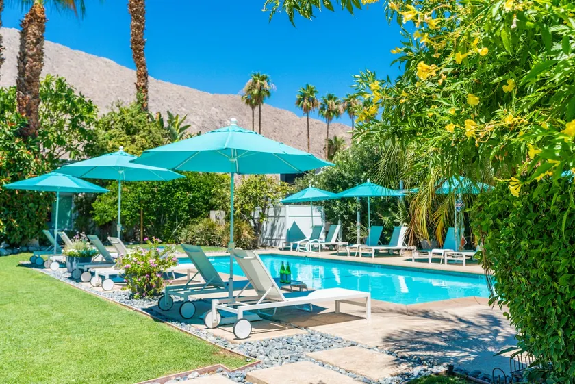 Beautiful with 2 Queens & Spectacular Pool View - Image 1