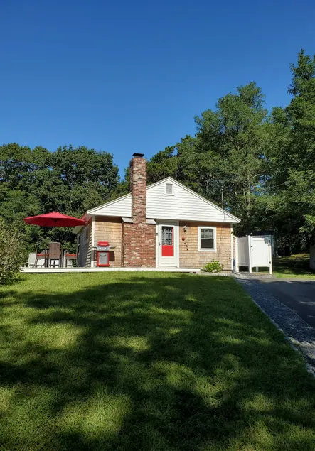 Cozy Ladybug Cottage Near Cape Cod Canal - Image 1