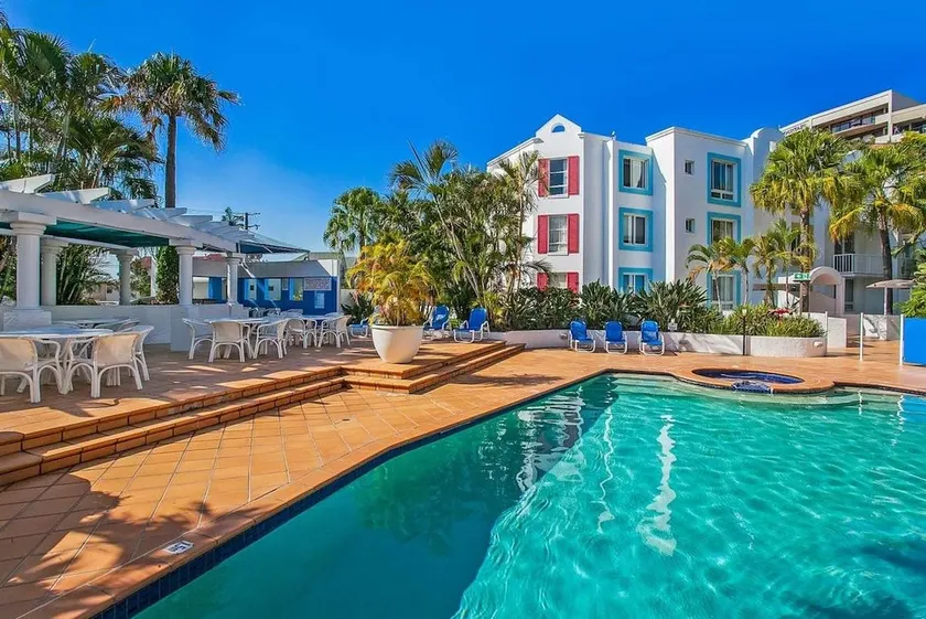 Santorini Villa in Nobby Beach - Image 1