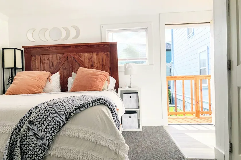 Stylish & Bright , King Bed, Downtown Oasis - Image 1