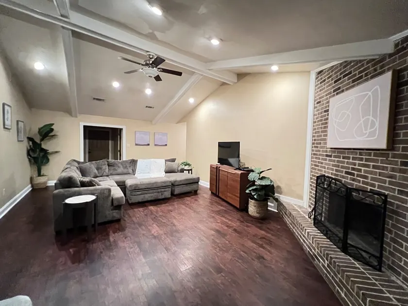 HUGE 5 BDRM 2BATH HOME IN A GREAT QUIET NEIGHBORHOOD SHERWOOD FOREST - Image 1