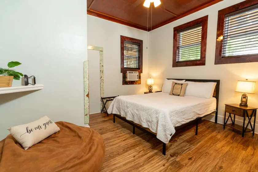 Vintage Room: Walk DNTN | Apt | Pet Friendly - Image 1