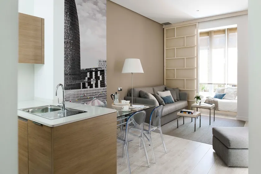 Centrally Located, Bright hotel-style Apartment - Image 1
