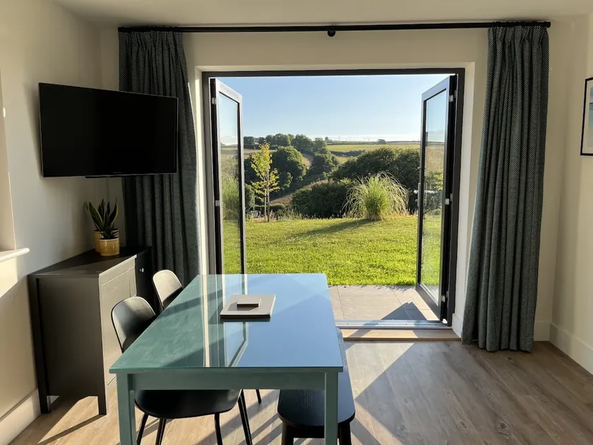 Modern apartment with countryside views & parking. - Image 1