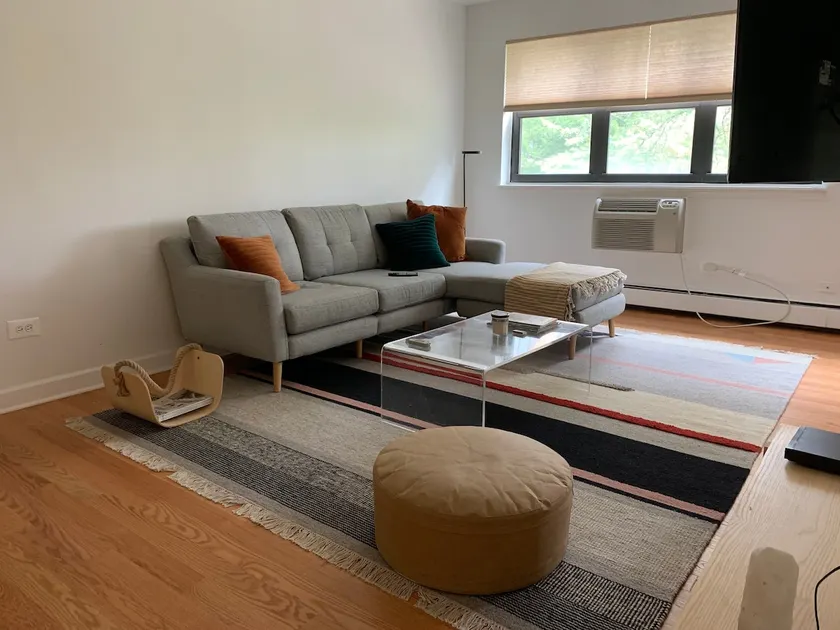 minimal lakefront apartment - Image 1