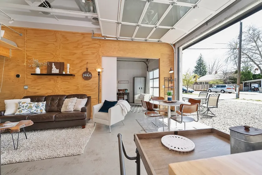 Upscale Hyde Park Urban Executive Suite w/ Loft - Image 1