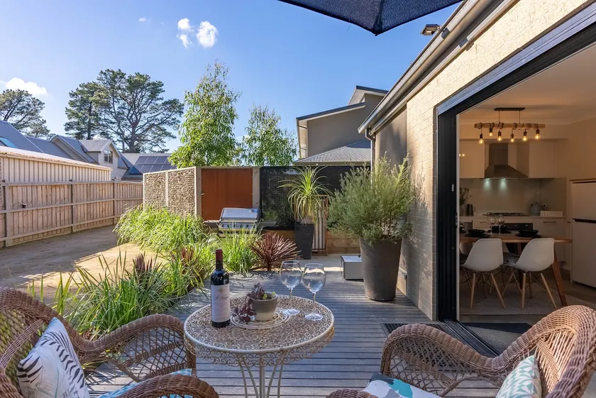 Pine Beach Guest House in the Heart of Balnarring - Image 1