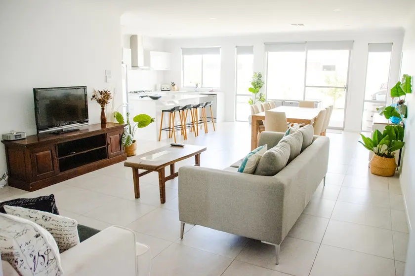 Swell House: Where Comfort Meets Convenience! - Image 1
