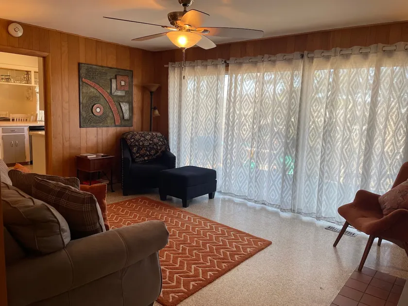Conveniently located! Huge and close to Oaklawn! - Image 1