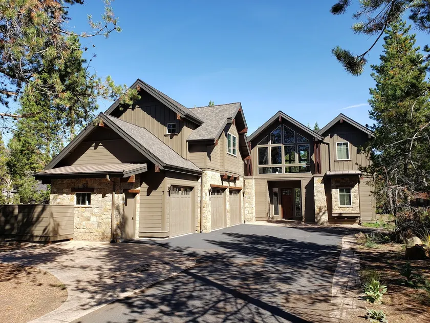 Sunriver Retreat! 4 primary suites, theatre room! - Image 1