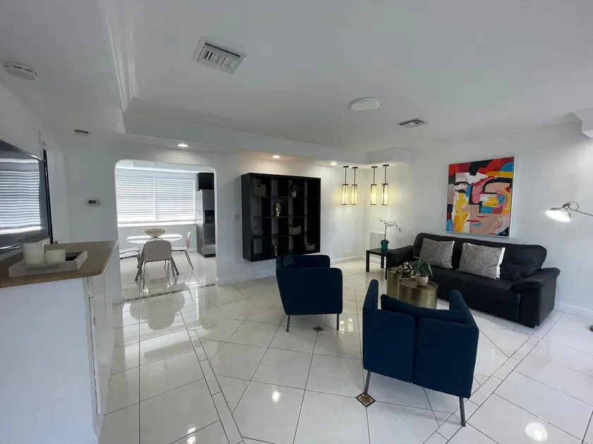 Stylish Home close to everything - Image 1